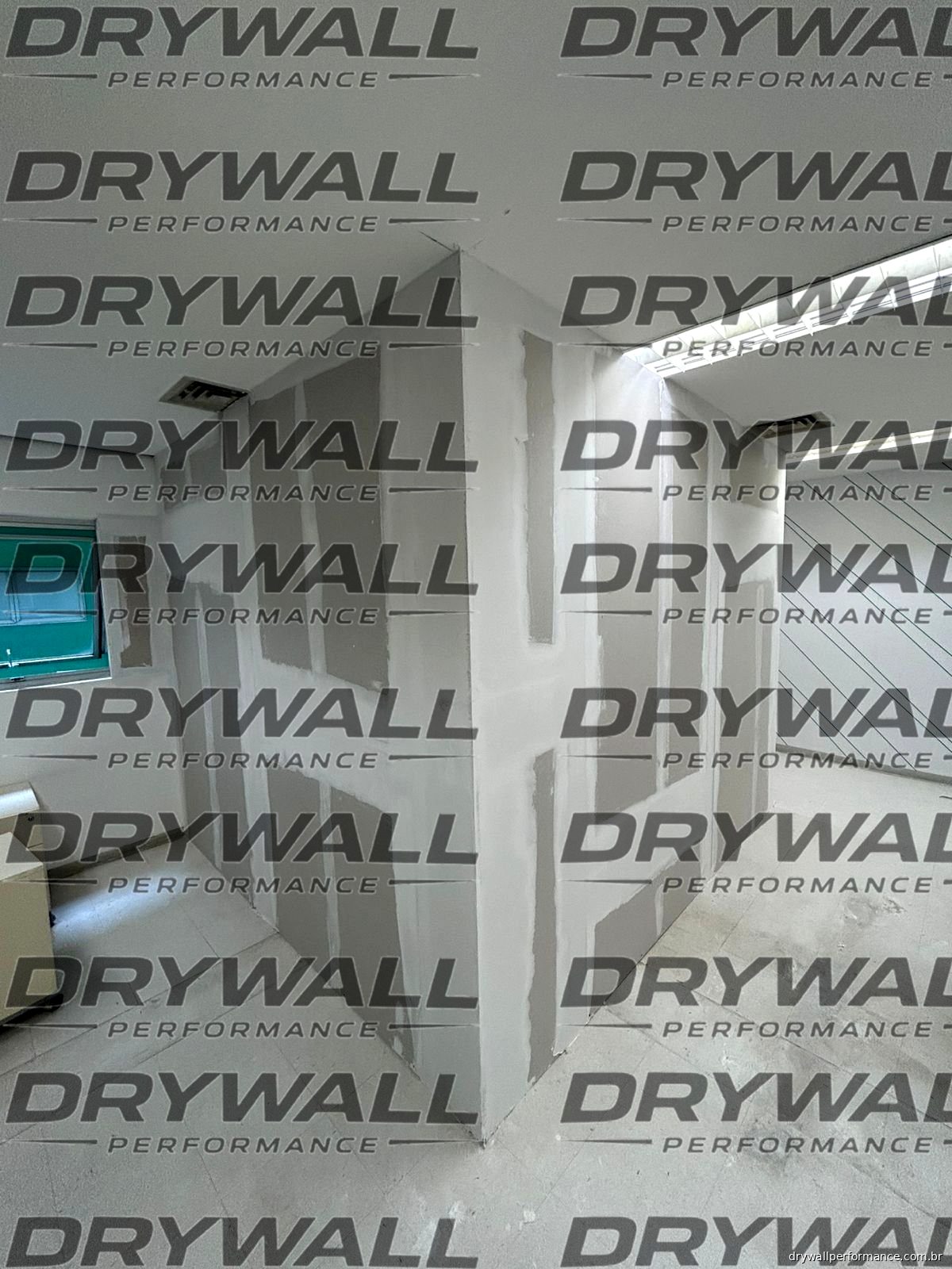 Forro drywall comercial com recortes para iluminação